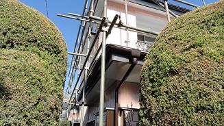 軒天のガルバリウム鋼板仕上げ。白い板金で均一に仕上げられた軒裏の様子