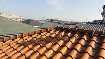 丸棟の隙間のアップ。固定が不十分で棟瓦がずれている様子