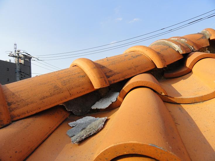 降り棟のしっくいが剥落し、内部の積み土が流出している状態。棟が蛇行して変形している