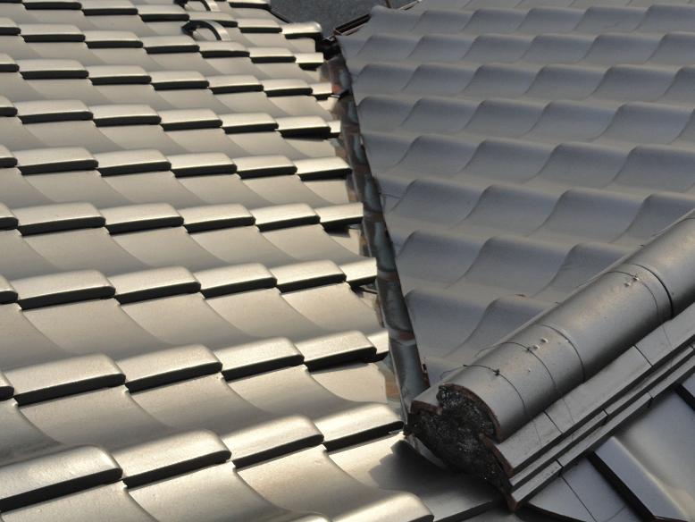 鉛板の穴の下の瓦を外した状態。雨水の流れた痕と瓦桟の傷みが確認できる