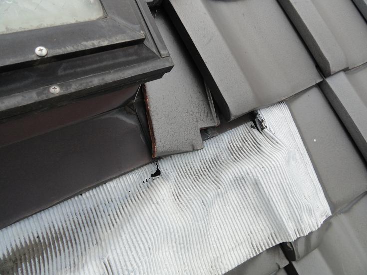 鉛板の腐食穴のアップ。突起物による損傷ではなく、経年劣化で板金が薄くなり穴が開いている