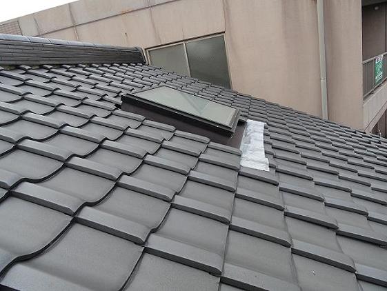 トップライトまわりの鉛板。白い表面に黒い筋と腐食による穴が確認できる状態