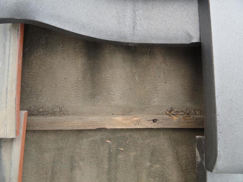 瓦桟の傷み状況。雨水の継続的な浸入により木材の劣化が進んでいる