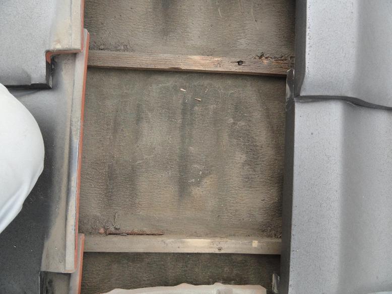 トップライト下部の屋根内部。雨水のしみと木材の傷みが進行している様子