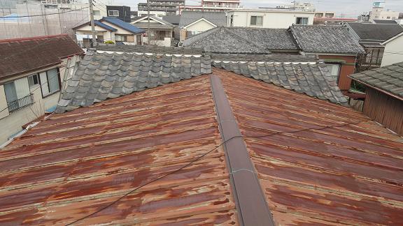 瓦棒葺き板金屋根の全体像。縦方向に等間隔で棒状の突起が並ぶ金属屋根の様子