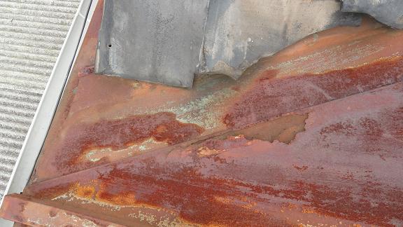 ドブ板・カッパ部分の腐食穴。経年劣化で板金に穴が開いており雨水の浸入が確認できる状態