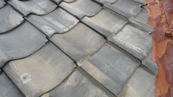 瓦のコーキングが劣化して切れている状態。隙間からの雨水浸入が懸念される