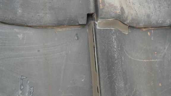 隣の瓦と比べて明らかに大きな隙間が開いている瓦。正常な瓦との差が一目でわかる状態