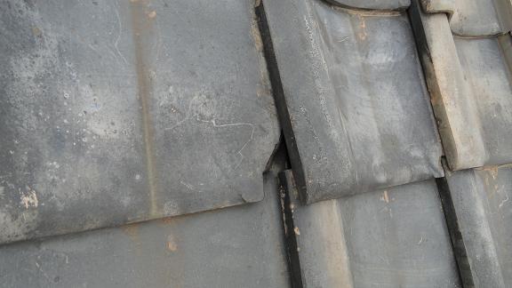 大きな隙間が生じている瓦のアップ。欠けや割れにより正常な噛み合わせが失われている