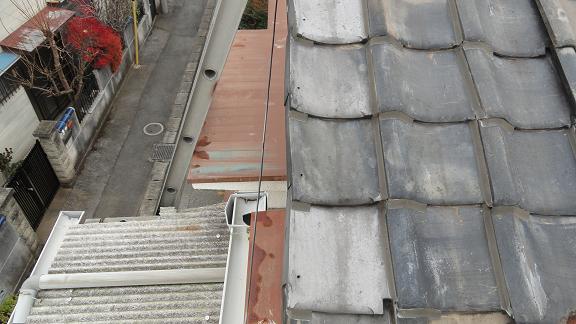 ラバー工法による瓦のコーキング固定。瓦と瓦の間にシーリング材が充填されている状態