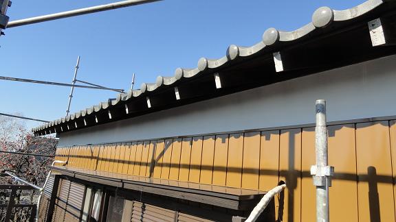 瓦屋根専用の雨樋金具「瓦下」。垂木が露出した瓦屋根の軒先に取り付けられている状態