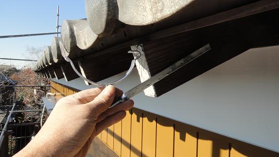 水糸2本を張って雨樋金具の位置を決めている作業風景。水平と直線を同時に確保するための施工方法