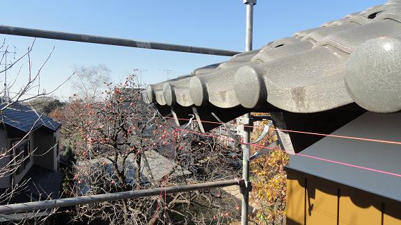 瓦下金具の取り付けが完了した軒先。水平・直線が揃い整然と並んだ金具の様子