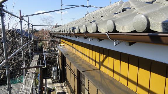 水糸2本張りで雨樋金具を一直線に揃えた施工状況