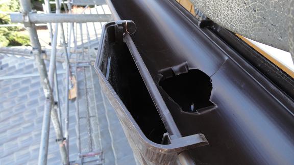 軒樋と集水マスを銅線で固定した仕上がり状況