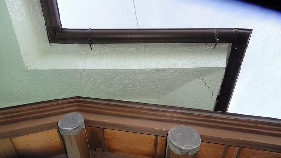 雨樋パイプ先端の穴とモルタル部のひび割れ状況