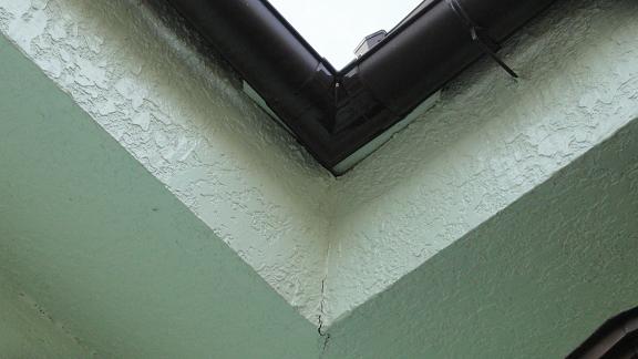 モルタル解体前の外観。表面上は一部ひびが確認できる程度