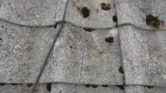 割れ瓦の周辺状況。棟との位置関係がわかる