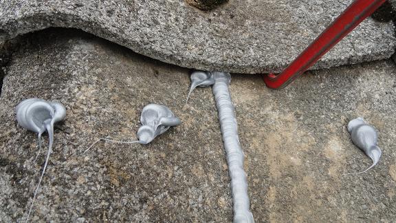 加工板金を接着剤で固定した応急処置完了の状態