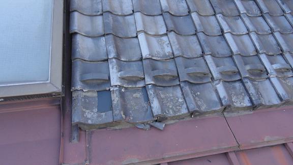 鉄釘の錆膨張によって釘穴から放射状に割れた一文字瓦