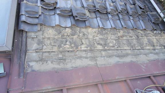 一文字瓦を寸法カットして取り付けている状況