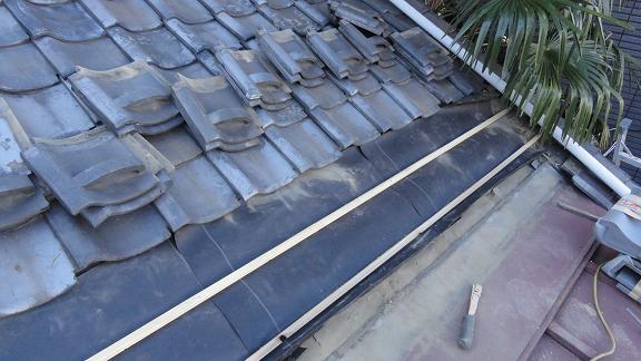 軒先瓦の取り付け完了状況。下端が水平に一直線に揃っている