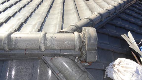 棟の丸瓦と熨斗瓦を2段外した状態。鬼瓦が単独で立っている