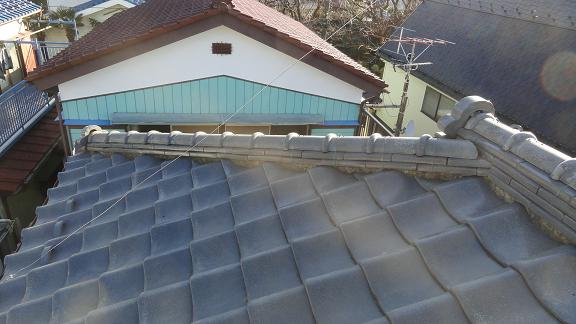 棟解体前の全体像。丸瓦・熨斗瓦・鬼瓦が積み重なった状態