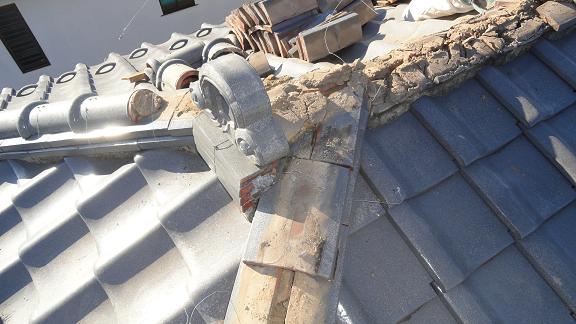 棟下地と漆喰の状態詳細。丸瓦と熨斗瓦の間に見える白い部分が漆喰