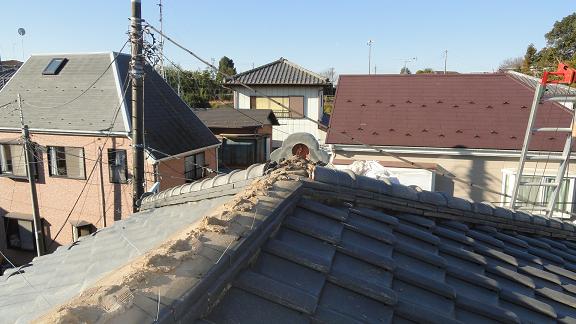 熨斗瓦をすべて取り除いた状態。粘土の塊と棟下地が露出