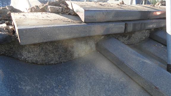 平瓦を全て取り外した後の棟全景。鬼瓦のみが残っている状態