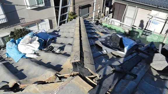平瓦の葺き直しが完了した屋根面。これから降り棟の積み作業に入る