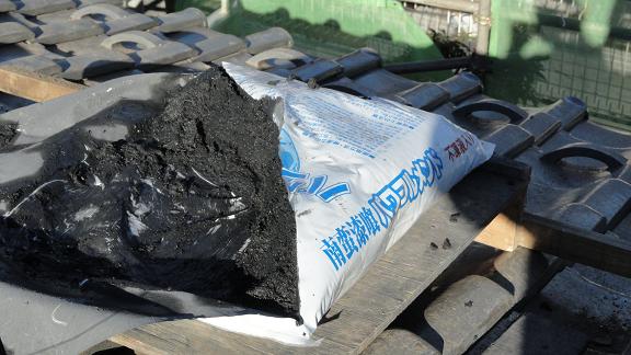 降り棟の土台にナンバンを盛り付けた状態。均一に成形して熨斗瓦の下地をつくる