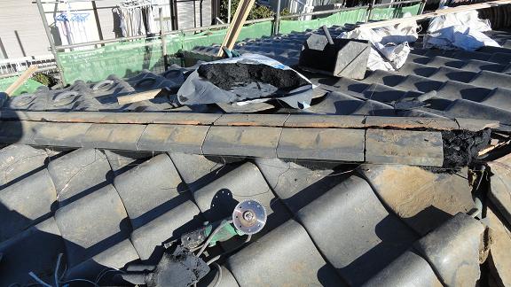 熨斗瓦の下に銅線を仕込んだ状態。後工程で丸瓦の固定に使用する