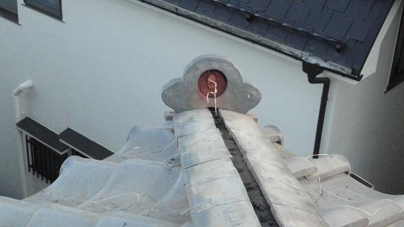 鬼瓦を取り付けた状態。翌日に熨斗瓦・丸瓦を積んで棟が完成する