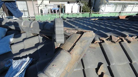 大棟の熨斗瓦を積み上げ中の状況。幅・高さを均一に揃えながら積む