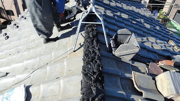 熨斗瓦積み完了後、丸瓦を銅線で固定している状況