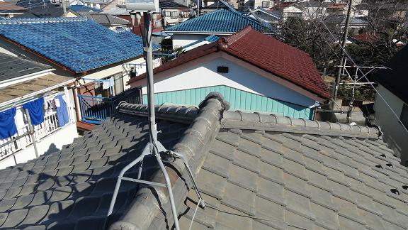 降り棟と大棟の取り合い部。瓦を丁寧に組み合わせ接着剤で固定した仕上がり