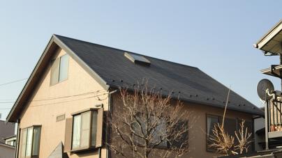 工事前の屋根。軒先のみに雪止め金具が1列設置されている状態