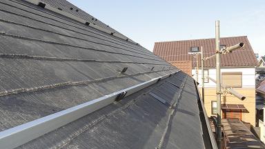 アルミアングルを2段設置している状況。既存の雪止め金具と組み合わせて固定