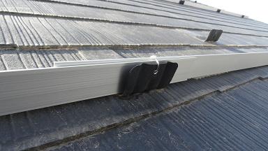 軒先への雪止め追加施工状況。既存列との間隔を詰めて空白ゾーンを最小化