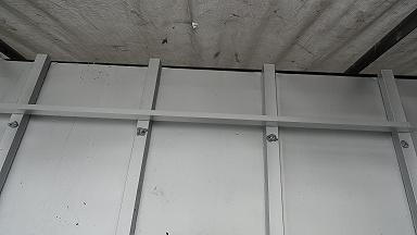 板金瓦棒屋根の全景。縦方向に走る瓦棒(桟)が特徴的な金属屋根