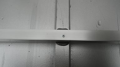 チョークラインで墨出しし、コーキングを先打ちした状態。丸い盛り上がりがコーキング部分