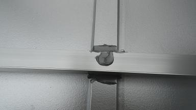 アルミアングルをビス締めした状態。コーキングがはみ出て隙間がなくなっている