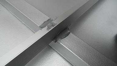 水上側コーキングの端部を下方向に伸ばして仕上げた状態。雨水の流れを誘導するための処理