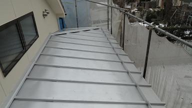 雪止めアルミアングル工事の完成写真。屋根面に均一に設置され、各所のコーキング処理も完了