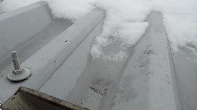 折半葺き屋根に積もった雪と雨水の状況