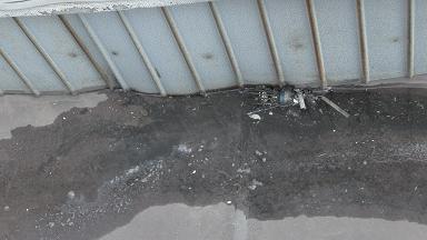 詰まった排水口のアップ