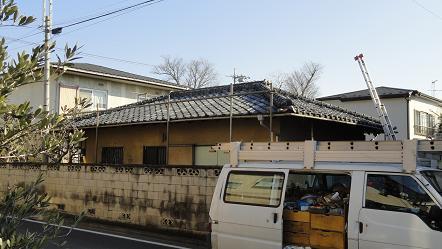 施工前の瓦屋根全景。築45年で全体に疲れが見られる