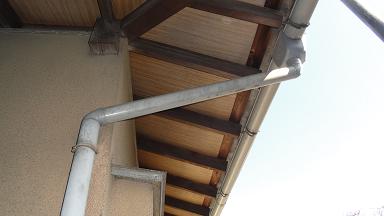 軒先から瓦を剥がした夕方の状態